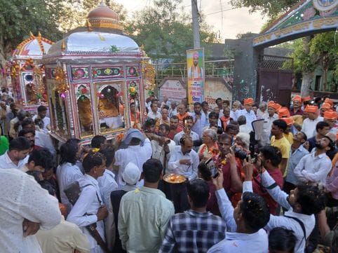 After the procession, Lord Kishore Ju was made to take a bath in the water