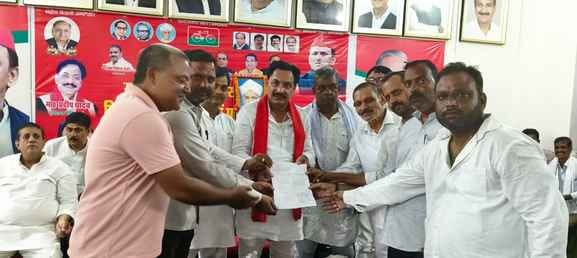 Memorandum to the MLA for stopping of trains