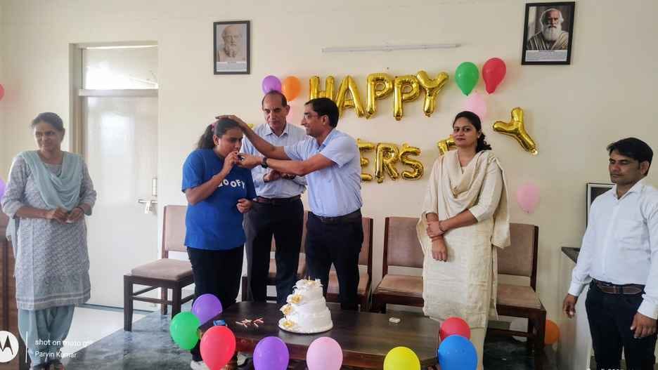 Students gave gifts to teachers