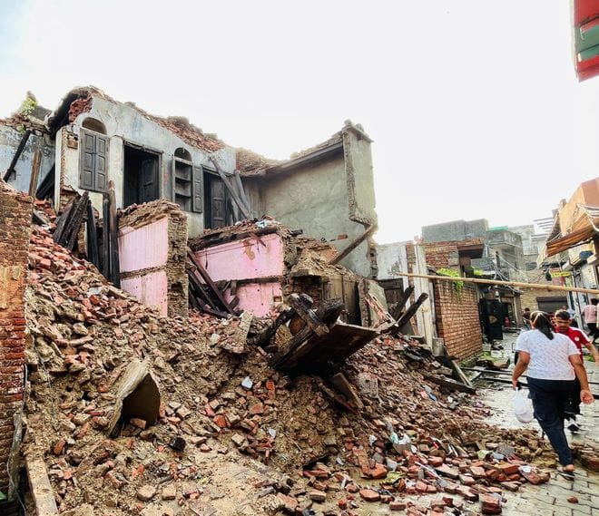 Dilapidated building collapsed, accident averted