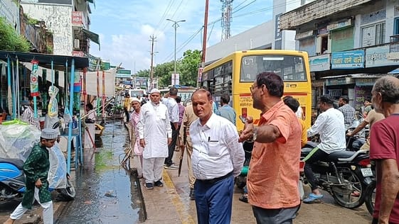 Roads submerged in water due to one and a half hour of rain, 50 shops filled with water
