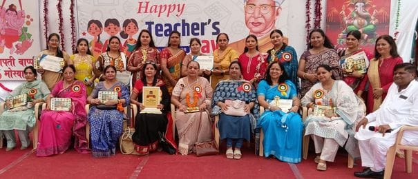22 teachers honored on Teachers' Day
