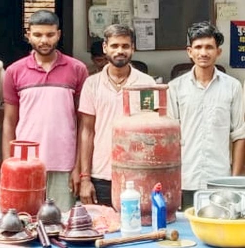 Three arrested for breaking the lock of school