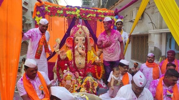 Farewell to Ganpati Bappa by inviting him to come next year