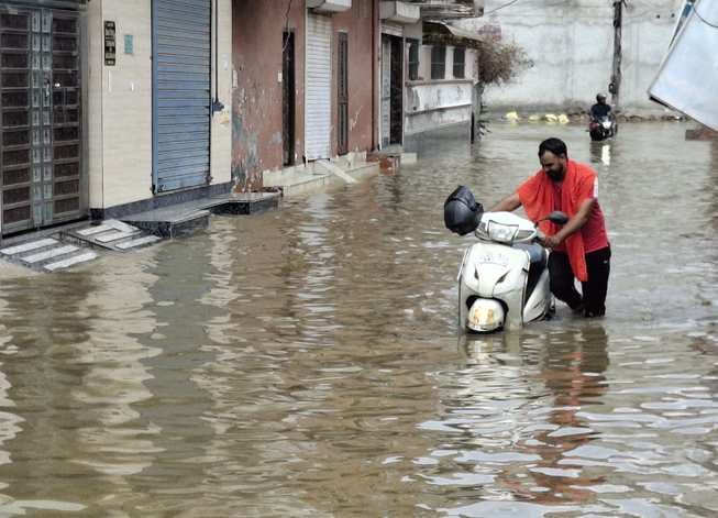 Drain overflows, water level rising in colonies, more than three thousand people trapped in their homes