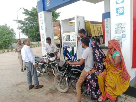 Six petrol pumps were checked, challan for 23 two-wheelers without helmets