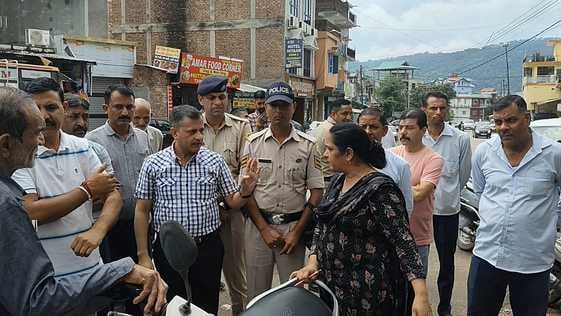 Dispute over parking between shopkeepers and taxi union in Ghumarwin