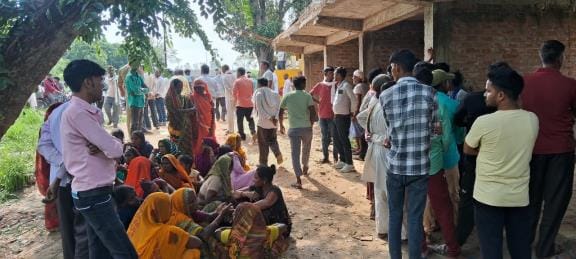 Auto driver murdered by slitting his throat with a sharp weapon while sleeping