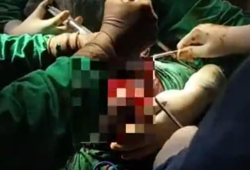 घायल युवक का इलाज करती टीम