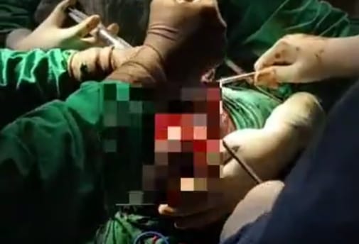 घायल युवक का इलाज करती टीम
