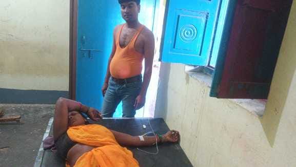 rohtas bihar news: woman died due to bumble bee sting, five women injured, sasaram news