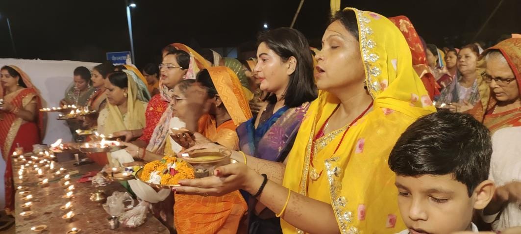 Devotees gathered to see Ganpati