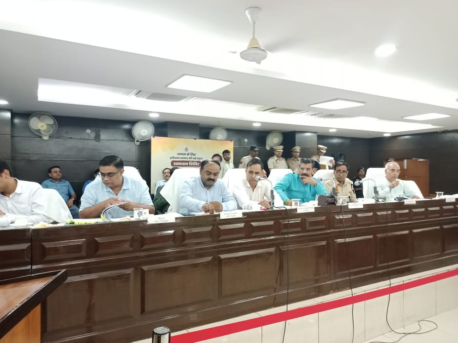 The minister ordered to file a case against the owner of Ansal company for not providing facilities in BPL flats