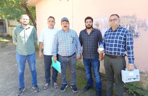 जल शक्ति विभाग के अभियंता से मिलता सुंदरबनी का शिष्टमंडल। स्रोत : प्रशासन