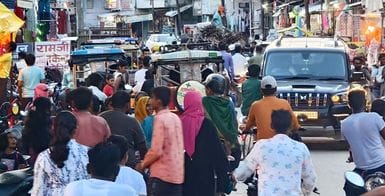 There was a jam in Manjhanpur, traffic kept crawling from the intersection to the tehsil road