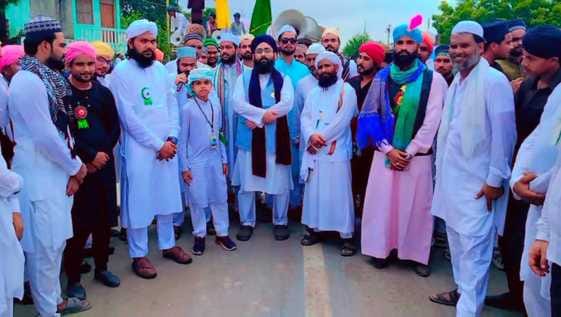 The atmosphere resonated with slogans of welcome to the government