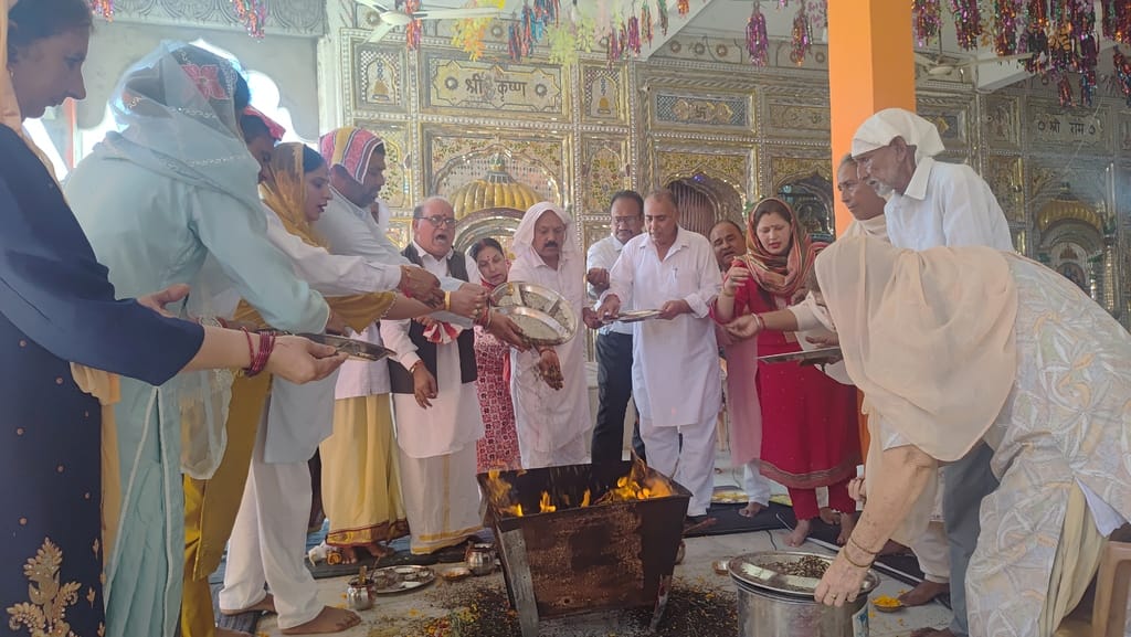 नौशेरा रघुनाथ मंदिर में हवन में आहुतियां डालते श्रद्धालु। संवाद