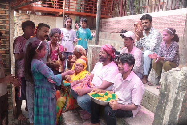 Devotees thronged the pandals, chants of Ganpati Bappa reverberated