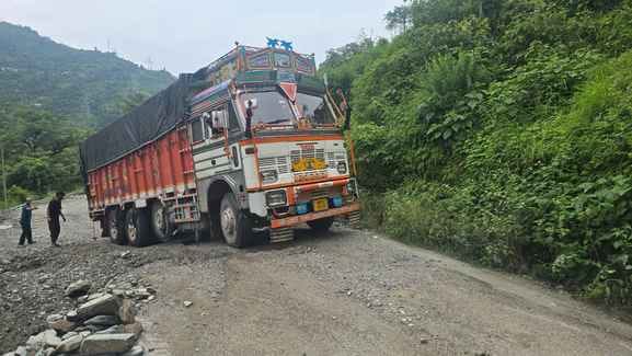 Vehicles are being left for two hours towards Kullu first, then for two hours towards Mandi
