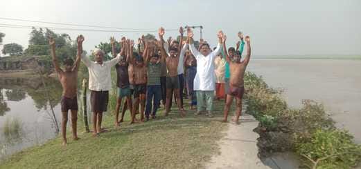 Flood victims demonstrated against the administration which failed to stop erosion