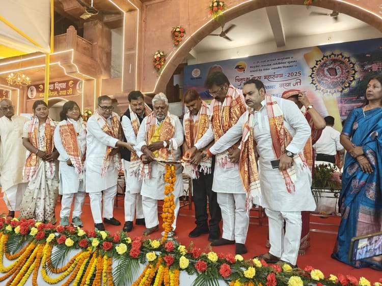 Bihar News: गया जी में पितृपक्ष मेला 2025 का शुभारंभ, प्रभारी मंत्री ने दीप प्रज्जवलित कर किया उद्घाटन