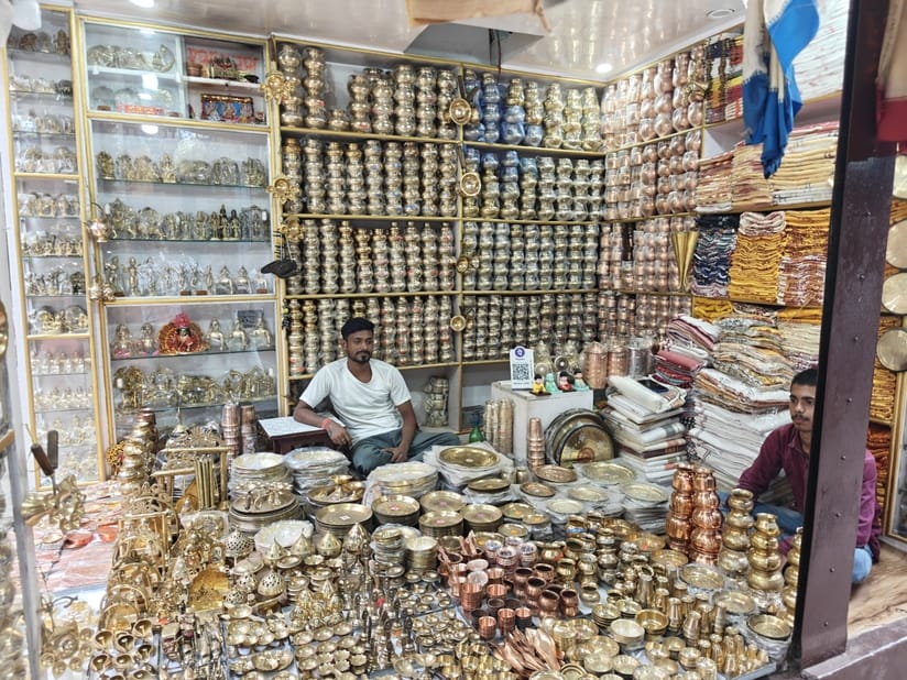 पितृपक्ष मेला क्षेत्र में पिंडदान के लिए दुकानों में सजी पूजन सामग्री।