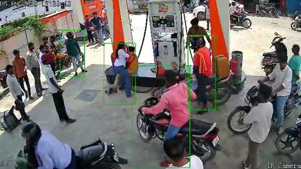Gorakhpur News: Girl and employee clash over not giving petrol without helmet, video goes viral