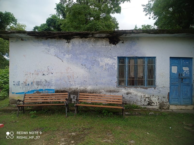 The walls and roof of the building are showing danger, the responsible are avoiding eye contact