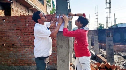 Construction of shops of Zila Panchayat has now been stopped at the place of Shafakhana