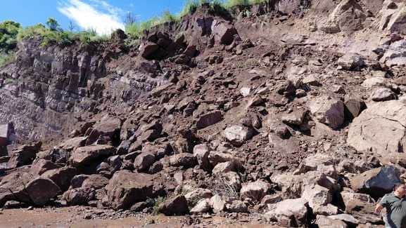 राजोरी-जम्मू हाईवे पर गिरी पस्सियां। संवाद