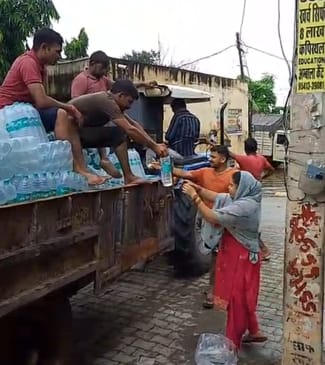 There is a shortage of drinking water due to dirty water, people are forced to buy bottles
