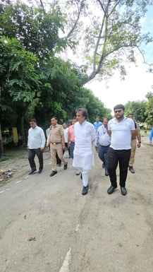 Park wall found damaged in Saket of Ward-22