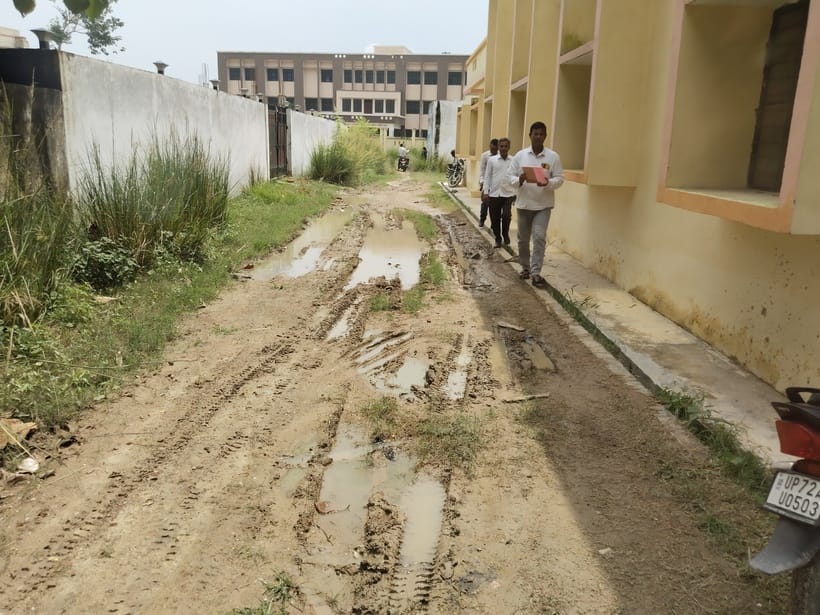 The road leading to BRC Semriyawan is in bad condition, people are troubled