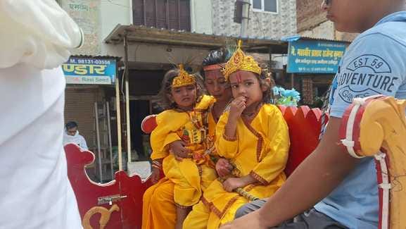 Women visited the city with urns on their heads