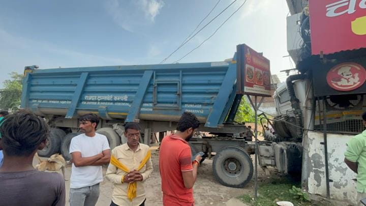 A dumper entered the hotel, the operator and the employees somehow survived