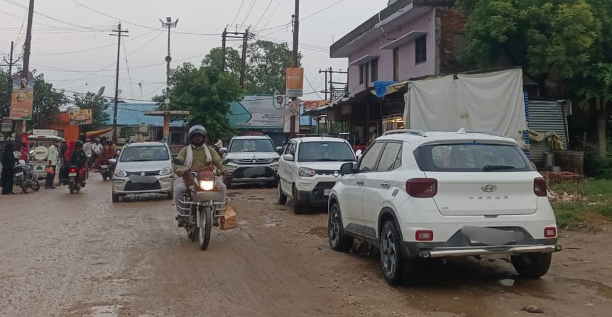 Siddharthnagar News : Flood of hotels and malls...jam increasing due to parking on the road