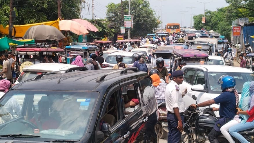 It took 1.30 hours to cover the distance of 2.5 km from Lanka to Roza