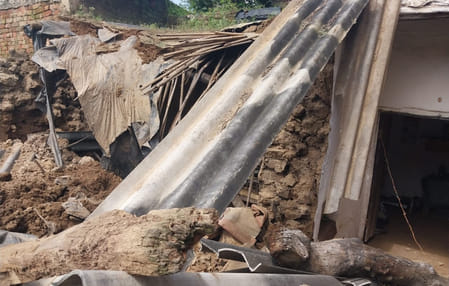 A kutcha house collapsed in Kurlaki, five people were injured after being buried under the rubble