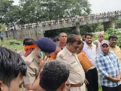 उत्सव के बीच हादसे की खबर मिलते ही पुलिस प्रशासन मौके पर पहुंचा