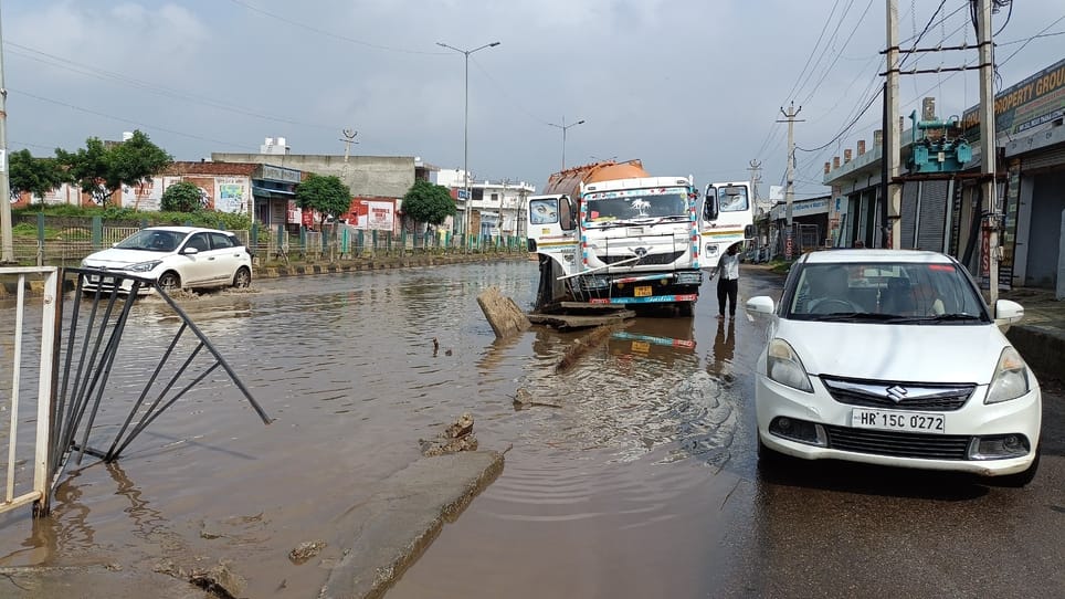 Truck got stuck in a pit on a submerged highway, driver got injured