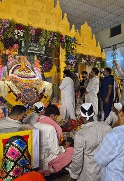 The city echoed with the chants of devotees of Khatu Naresh throughout the night