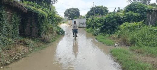A dozen villages surrounded by the rising waters of Saryu river, 50 bighas of crops submerged