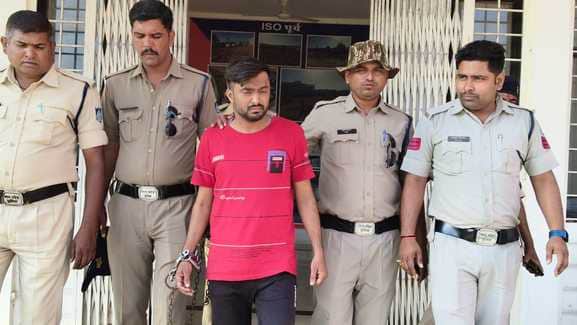 पुलिस की गिरफ्त में आरोपी।