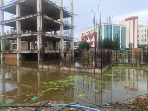 Water in the building under construction, danger of dengue looms