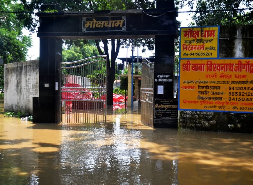 Water flowed on Lucknow-Delhi highway, vehicles crawled