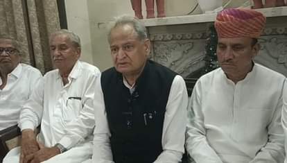 अजमेर सर्किट हाउस में पूर्व मुख्यमंत्री अशोक गहलोत ने की प्रेस वार्ता