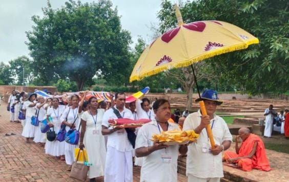 Followers worshiped the Bodhi tree