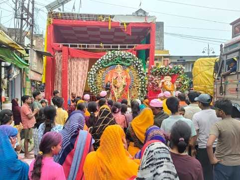 Ganesh idols were immersed, lots of abir gulal was thrown