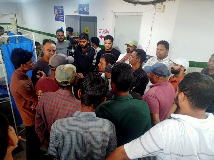 A young man died due to electric shock while laying the roof of a house