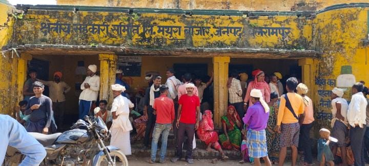 Farmers are wandering for fertilizer, committee is locked for two days